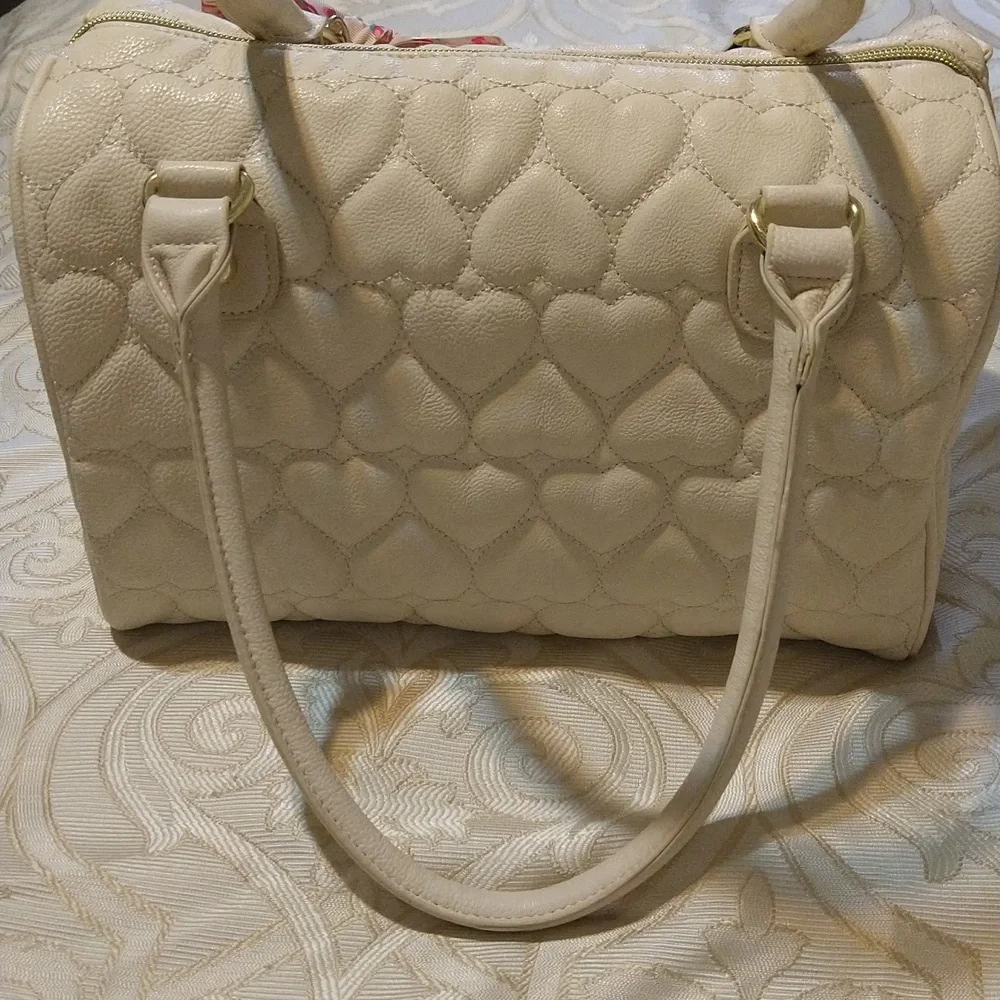 Betsey Johnson Cream Heart Puffed Purse With Pink Bow - Picture 5 of 10